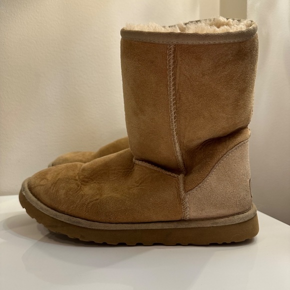 Ugg Classic Short Boot - Picture 4 of 8
